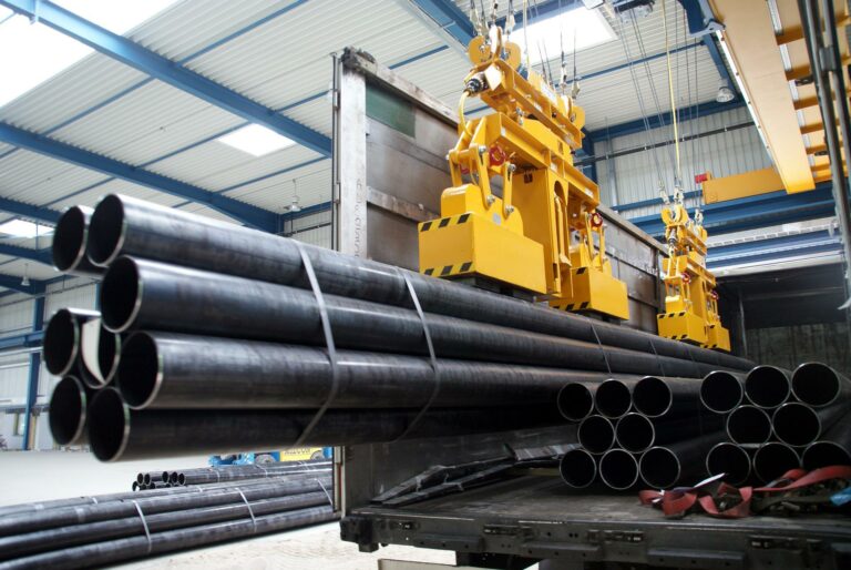 Zastosowanie suwnicy z wciągnikiem linowym a łańcuchowym