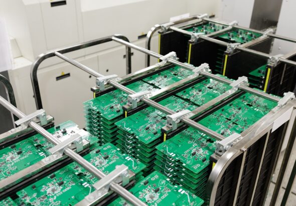 Jak współpraca z doświadczonym producentem przyspiesza realizację projektu urządzenia elektronicznego?