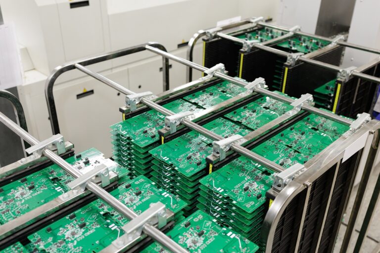 Jak współpraca z doświadczonym producentem przyspiesza realizację projektu urządzenia elektronicznego?