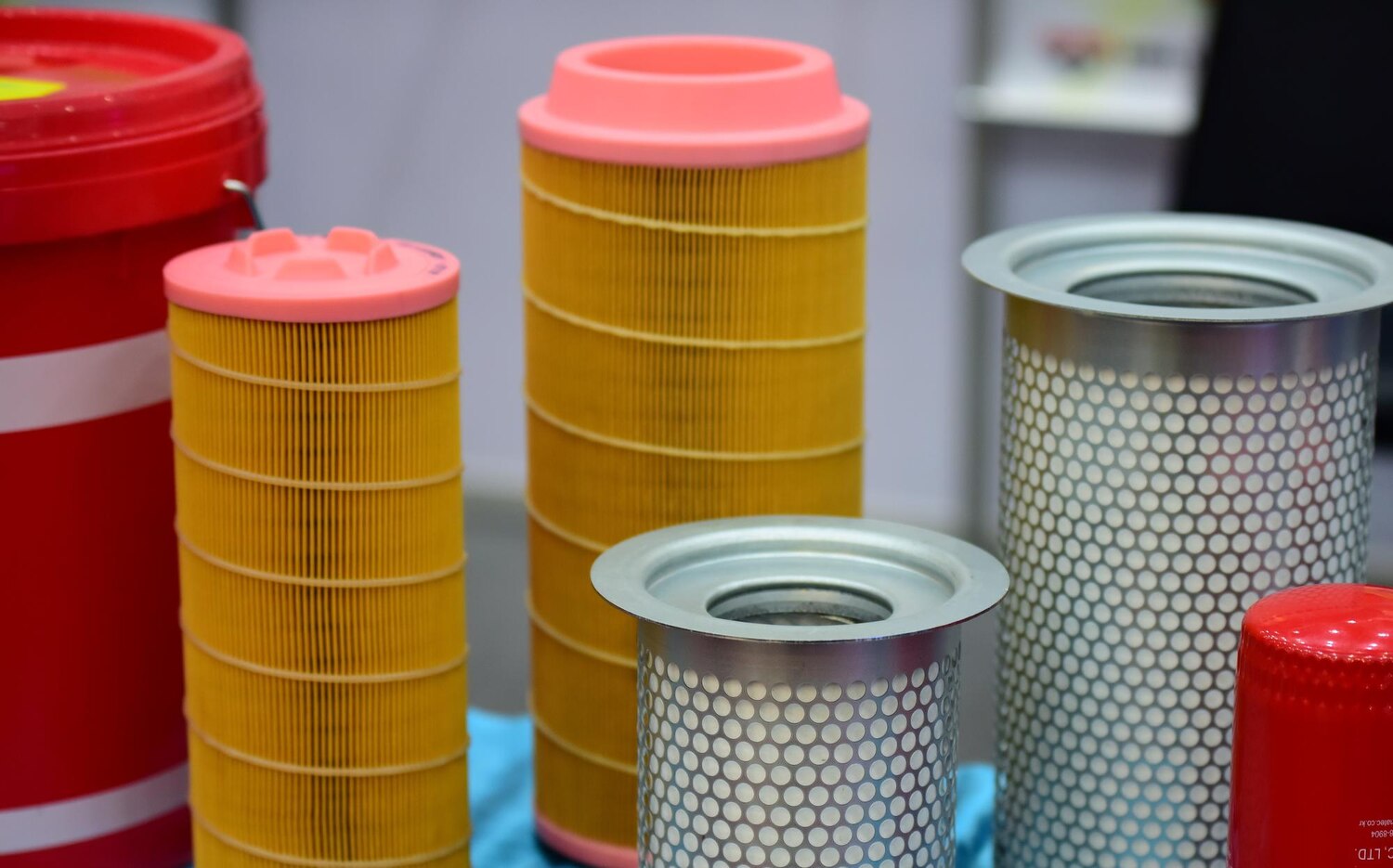 Filtracja w zakładzie przemysłowym – jak uporządkować dobór filtrów do różnych urządzeń?